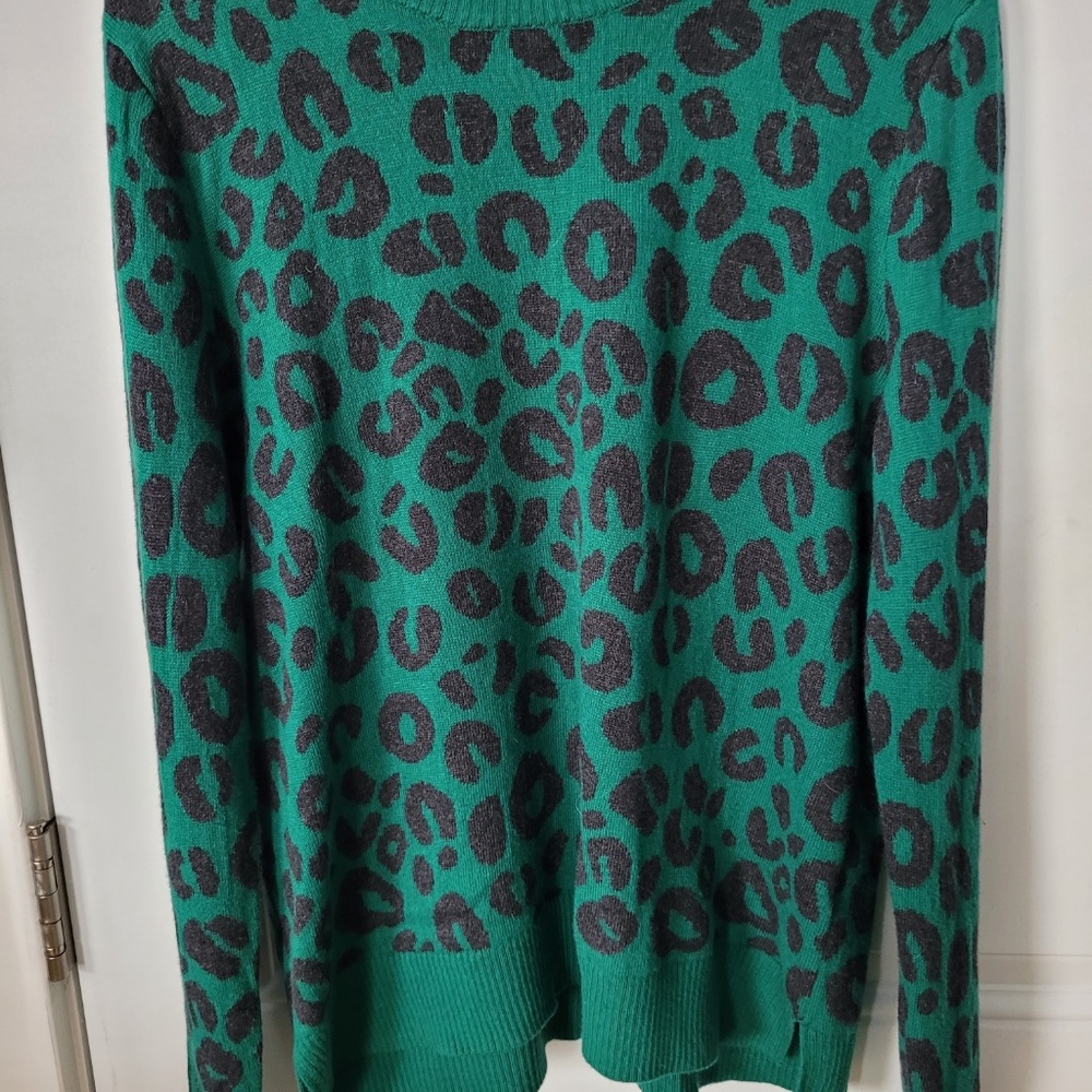 Green and gorgeous leopard print A New Day XL sweater.